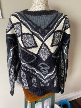Vintage 1987 NOVO beautiful Women’s Geometric Crewneck Sweater – Black & Gray